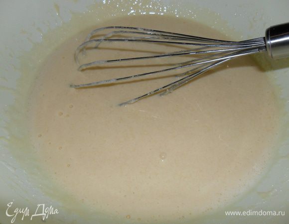 Взбиваем желтки с сахаром.