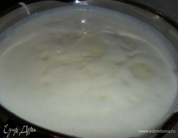 Тонкой струйкой вводим желтки в молоко. В 0,5 л. молока разводим 5 ст. ложек крахмала и тоже вводим в молоко, варим до загустения. Даем остыть до 30-40 градусов и вводим масло сливочное с ванильным сахаром. Хорошо перемешиваем и крем готов.