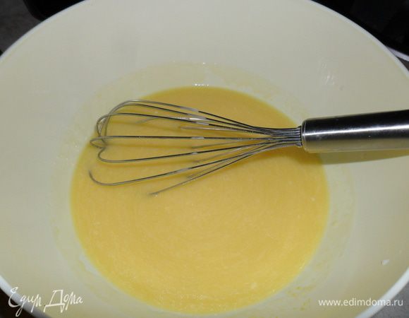 Приступаем к коржам. Взбить яйцо с сахаром.  Влить туда стакан молока и охлажденный растопленный маргарин и  гашенную соду. Венчиком хорошо перемешать.