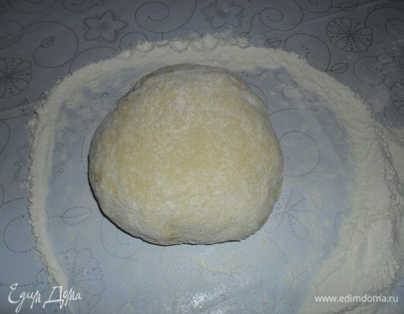 Всыпать муку и замесить мягкое тесто.