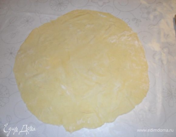 Разделить тесто на 32 кусочка. Кусочки накрыть чтоб не подсыхали и раскатываем как можно тоньше (диаметр где-то 28 см) на посыпанной мукой поверхности. При  подсыпании уйдет где-то  300 гр. муки. 