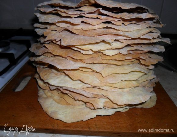 Выпекаем в разогретой до 200 С духовке, можно сразу на нескольких уровнях по 2-3 минуты.