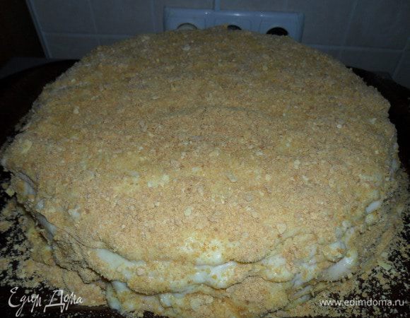 Присыпаем торт.  И даем 2 часа чтоб пропитался. 