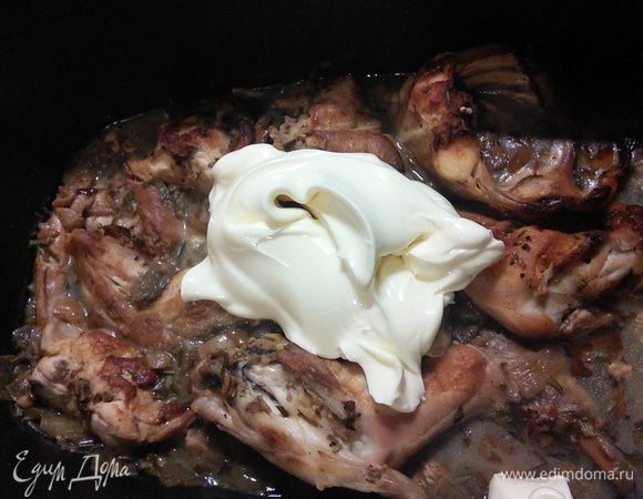 Перед подачей добавить плавленый сыр, разогреть до полного растворения сыра, по надобности досолить, доперчить. 