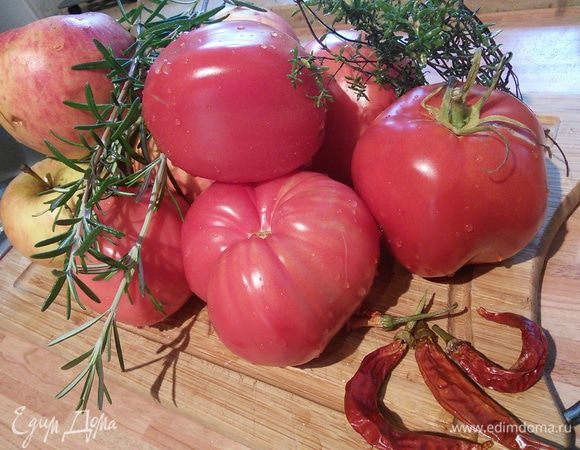 Подготовка продуктов: помидоры обдать кипятком, снять шкурку, мелко нарезать. Яблоки очистить, тоже нарезать. 