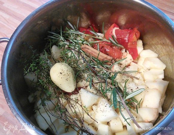 Подготовленные овощи и яблоки сложить в кастрюлю, добавить травы на веточках, имбирь целиком  (если очень любите имбирь, то натрите на терке), корицу, чили поломать пополам и добавить к овощам. 