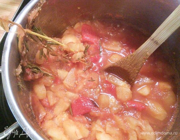 Тушить 20 мин. до мягкости яблок. Затем извлечь все веточки, палочку корицы и чили (он у меня был сухой, я выварила его, потом вынула, очистила от семян и положила мякоть обратно в кастрюлю). Добавить уксус, соль, сахар. На этом этапе я добавила пассерованные томаты. 