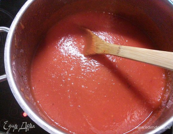 Погружным блендером пробить массу до консистенции пюре, довести до кипения и разлить по простерилизованным баночкам. 