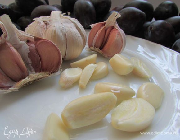 Чеснок почистить, каждый зубчик разрезать пополам, если маленькие зубчики просто надрезать.