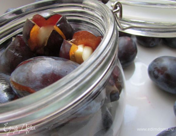 В каждую сливу положить по 1 зубчику чеснока. Уложить (свободно) в пол-литровые банки.