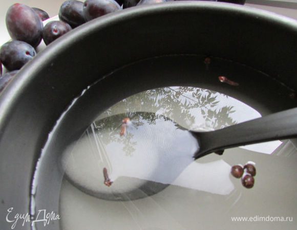 Приготовить маринад (на 4 пол-литровые банки). Соединить сахар, уксус, специи и кипятить с момента закипания 3 минуты. 