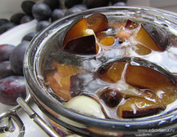 Сливы залить кипящим маринадом. Дать полностью остыть. Затем маринад слить, вскипятить. Залить им банки, прикрыть крышками и оставить на 12 часов при комнатной температуре.