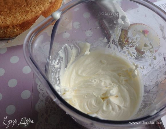 Взбиваем сливки с пудрой...берем две столовые ложки взбитых сливок и добавляем в желатин (растворенный в воде). Тонкой струйкой вливаем в сливки и взбиваем.... 