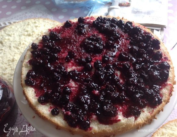 Сборка торта:
На первый корж распределяем варенье (у меня в этот раз было ежевичное).