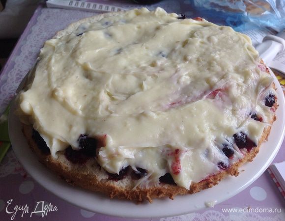 На варенье кладем заварной крем.... 