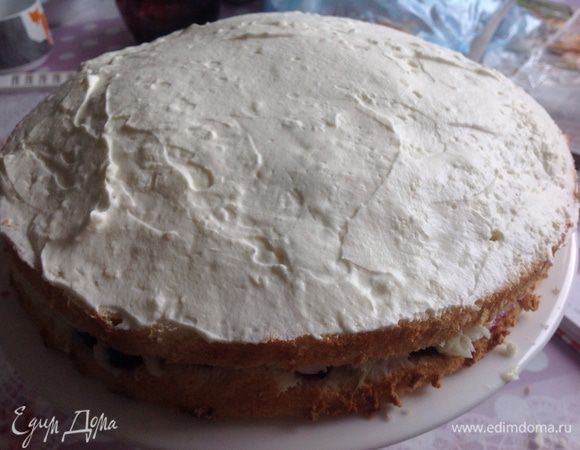 Затем второй корж и сверху крем сливочный ....распределяем его горкой...