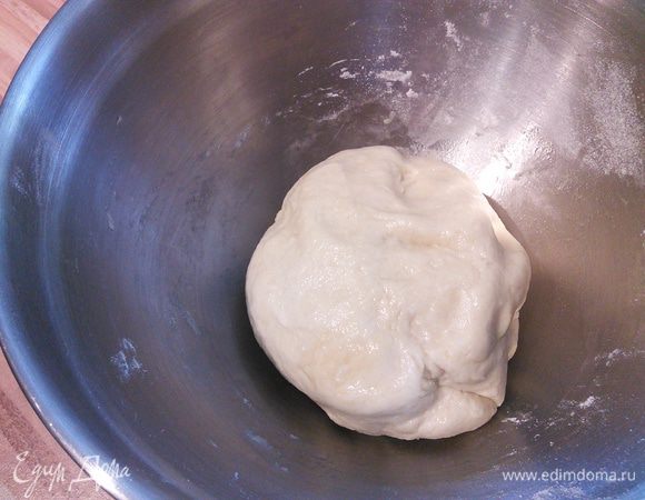 Тесто смазать растопленным маргарином и оставить при комнатной температуре на 1 час отдыхать. В оригинальном рецепте советуют поставить миску с тестом на подогретую, перевернутую верх дном кастрюлю))). 