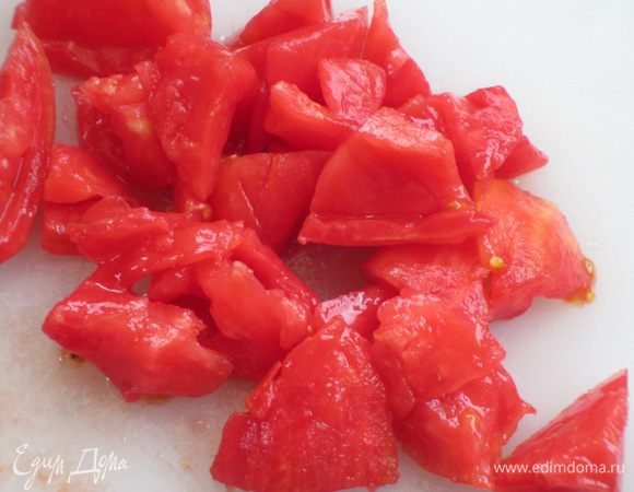 Помидоры надрезать крест-накрест и ошпарить кипятком.Снять кожицу,удалить семена и нарезать кубиками.