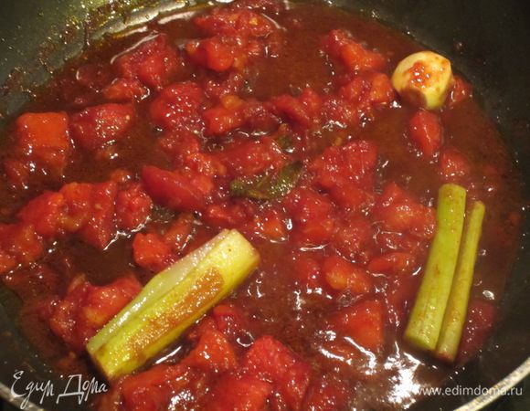 Tушить несколько минут,добавить помидоры,добавить сахар,посолить по вкусу.Готовить на среднем огне 10 минут.Удалить сельдерей,шалфей и чеснок.