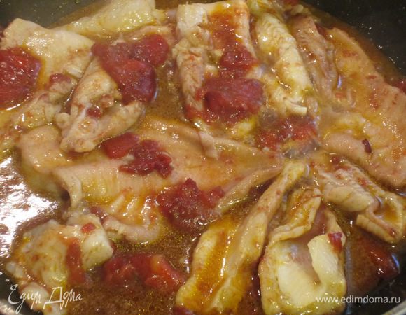 Посолить рыбу и выложить в один слой на сковороду.Готовить 5-6 минут на слабом огне.