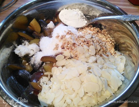 Сливу соединить с сахаром, крахмалом, орехами и натёртым на тёрке имбирём. 