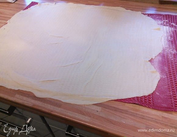 Кухонное полотенце посыпать мукой, тесто раскатать тонко. В идеале через тесто должен просвечиваться рисунок полотенца. 