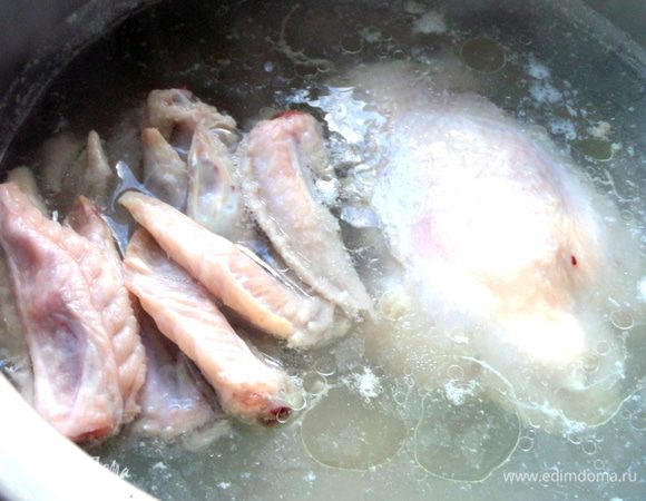 Заливаем водой спинку и крылышки,доводим до кипения,снимаем пену и лишний жир. Солим по вкусу.