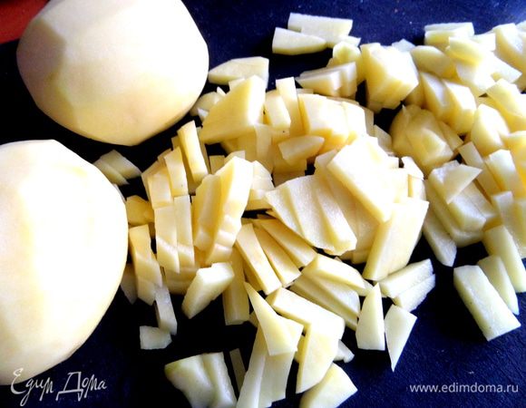 Картофель нарезаем на мелкие брусочки.