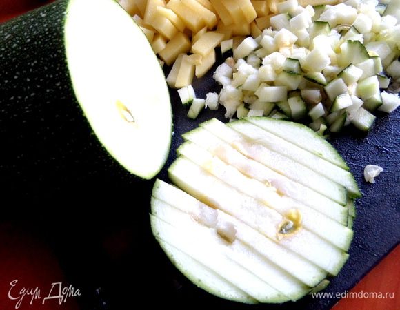 Молодой кабачок прямо с кожицей делим на мелкие кубики. 5 кружков!
