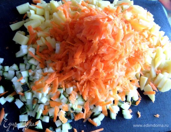 Морковку натереть.