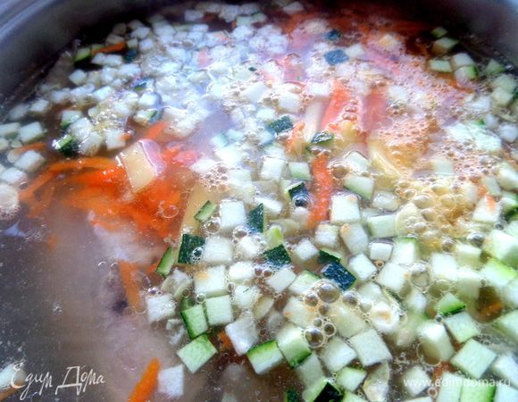 Высыпать овощи в суп и варить.