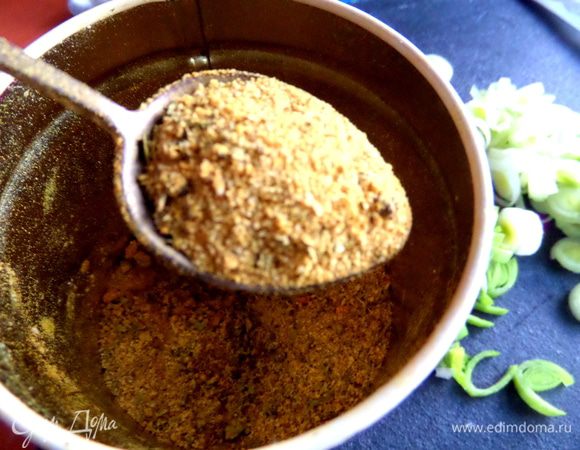 Добавить ложечку приправ.