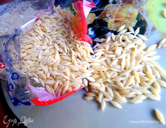 За 7 минут до выключения (такое время варки написано на моей пачке с макаронами) всыпать горсть любых мелких макарон.