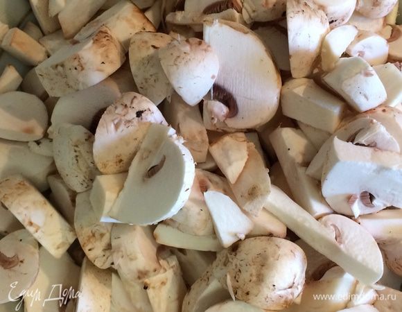 Шампиньоны почистить, порезать на 2-4 части (в зависимости от размера грибов).