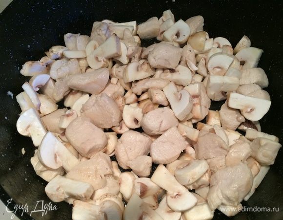 Когда курица приобретет аппетитную корочку, добавить грибы. Готовить около 10 минут.
