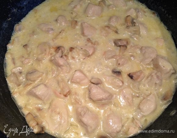 ... теперь добавляем соус к основным ингредиентам. 
Готовить блюдо на медленном огне еще 5-10 мин.
В конце приготовления распустить пару ложек любого сливочного сыра.
Накрыть сковороду крышкой и дать блюду "отдохнуть" минут 20-30.

На гарнир хорошо подойдет отварной рис или спагетти. 

Приятного аппетита!!! 


