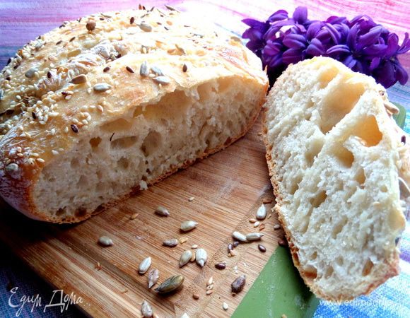 А вот и разрез! Дырки шикарные получаются,корочка вкуснейшая,сплошной восторг! 