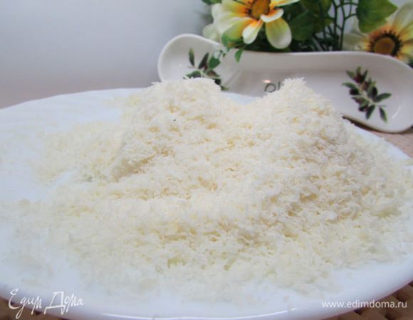 Натереть сыр на мелкой терке.