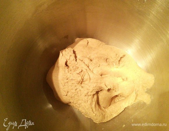 Йогурт смешать с горячей водой и влить в полбяную   ц/з  муку( по желанию ее можно заменить на ц/з пшеничную). Тесто получается средней плотности, его накрыть и оставить на 60 мин. в тёплом месте. 
