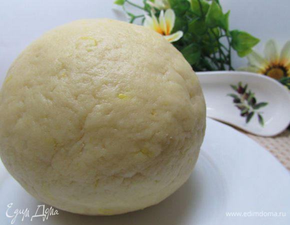 Затем добавить воду. Хорошо вымесить мягкое тесто. Тесто скатать в шар, накрыть пищевой пленкой и отправить в холодильник на 30 минут.