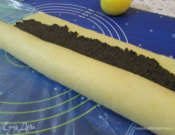 С помощью пленки аккуратно свернуть в рулет.