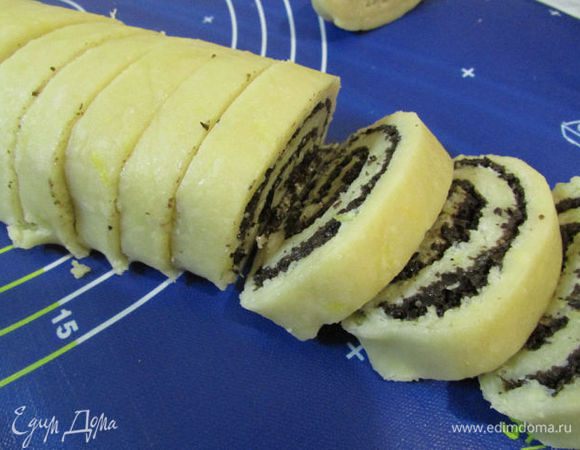 Затем нарезать рулет кольцами (1 см).