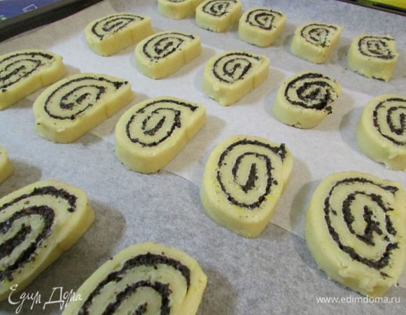 Противень застелить пекарской бумагой. Выложить на него печенье и отправить в разогретую духовку (180 градусов). Выпекать 20 минут.