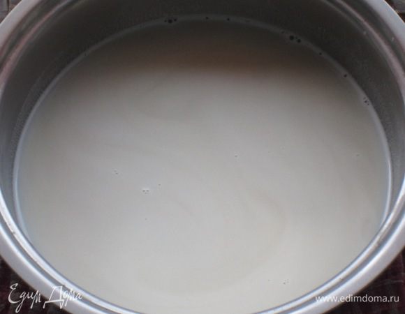 Заливка: Половину молока перелить в кастрюлю,добавить сахар,ликёр и нагреть на слабом огне до полного растворения сахара.Снять с огня,влить оставшееся молоко,охладить.