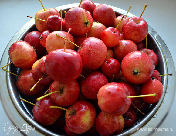 Яблоки перебрать и помыть, хвостики необходимо оставить. Каждое яблочко наколоть в нескольких местах зубочисткой, чтобы в процессе приготовления кожура не потрескалась.