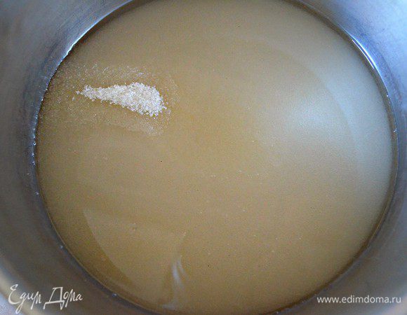 Из воды и сахара приготовить сироп. Довести сироп до кипения и снять с огня.