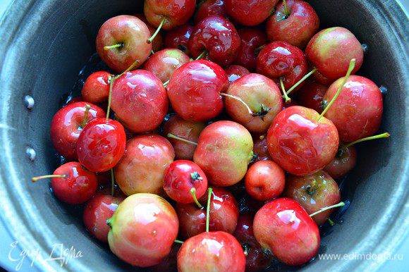 В сироп добавить подготовленные яблоки и оставить на 3-4 часа, чтобы яблоки дали сок.