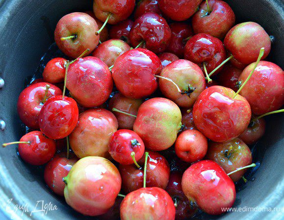 В сироп добавить подготовленные яблоки и оставить на 3-4 часа, чтобы яблоки дали сок.