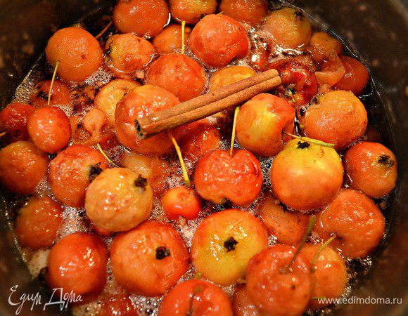 После того как яблочки настоятся, довести их до кипения и варить 5-7 минут, снимая пену. Далее необходимо убрать с огня и дать полностью остыть, затем добавить к яблокам палочку корицы, снова довести до кипения и варить 5-7 мин, и снова дать полностью остыть, эту процедуру повторить еще раз. Это нужно для того, чтобы варенье получилось прозрачное, а яблочки не разварились. Варенье остудить и разложить по чистым банкам.