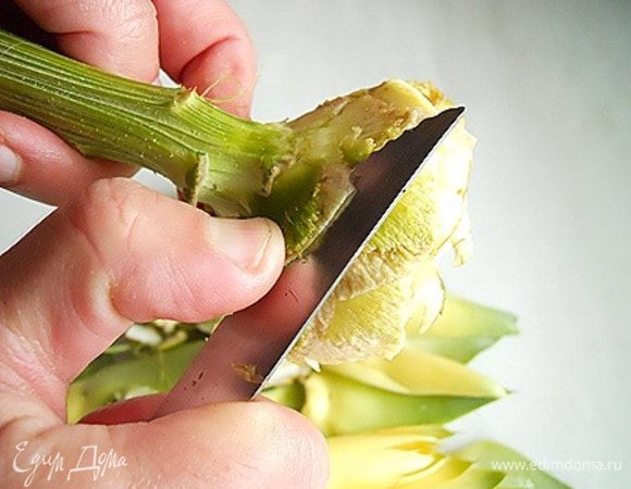 С помощью ножа обрезаем вокруг жесткие части. Отрезаем стебель.
